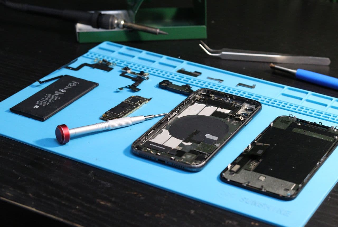 Professional smartphone screen and battery replacement in Dubai